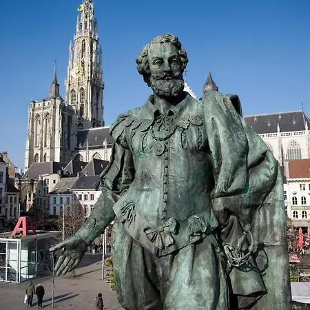 On Our Way To Antwerp, First Stop Lejlighed *